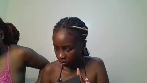Snapshot of ella8_ chatting on June 25, 1:16 am ella8_ online show from June 25, 1:16 am
