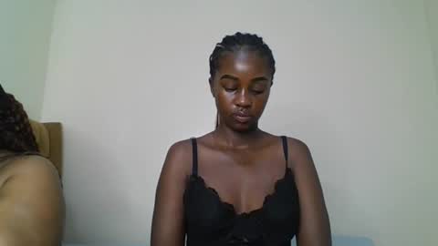 Snapshot of ella8_ chatting on July 8, 11:15 am ella8_ online show from July 8, 11:15 am