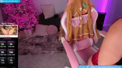 Snapshot of ella_foxx chatting on December 6, 2:35 am ella_foxx online show from December 6, 2:35 am