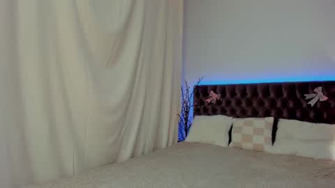 Snapshot of ella_mayers chatting on February 14, 1:23 am Ella Mayers online show from February 14, 1:23 am