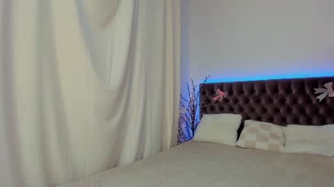 Snapshot of ella_mayers chatting on February 22, 9:37 pm Ella Mayers online show from February 22, 9:37 pm