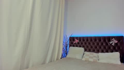 Snapshot of ella_mayers chatting on March 6, 12:54 am Ella Mayers online show from March 6, 12:54 am