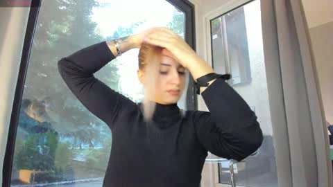 ella_vee online show from October 5, 4:22 am