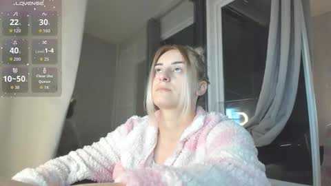 Snapshot of ella_vee chatting on October 14, 2:45 am ella_vee online show from October 14, 2:45 am