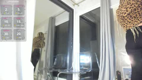 Snapshot of ella_vee chatting on October 21, 2:45 am ella_vee online show from October 21, 2:45 am