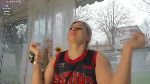 ella_vee online show from March 23, 5:33 am