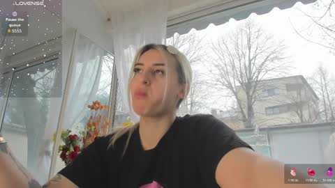 ella_vee online show from April 4, 4:55 am