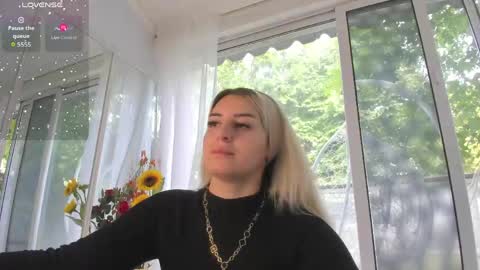 ella_vee online show from June 2, 6:15 am
