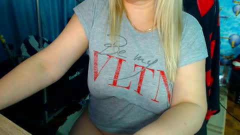 Snapshot of ellabella36dd chatting on December 13, 7:53 pm IsaBella online show from December 13, 7:53 pm