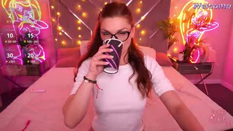 Snapshot of ellagoldenn chatting on February 19, 11:23 pm Ella online show from February 19, 11:23 pm