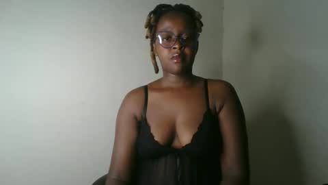 Snapshot of ellah_simone chatting on May 4, 9:05 am ellah-simone online show from May 4, 9:05 am