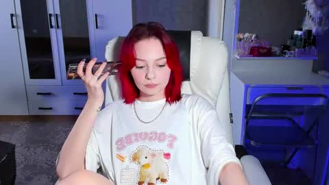 Snapshot of ellales chatting on February 18, 8:21 am ellales online show from February 18, 8:21 am