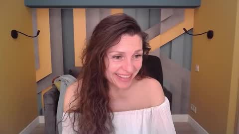 EllaLongs online show from April 22, 11:45 am