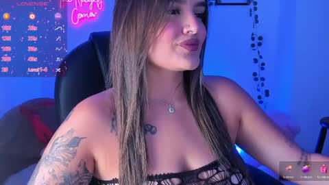 Snapshot of ellarosee_ chatting on April 2, 6:27 pm ellarosee_ online show from April 2, 6:27 pm