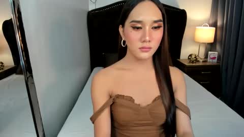 Snapshot of ellats_18 chatting on December 10, 6:28 pm Sophia online show from December 10, 6:28 pm