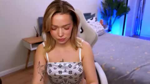 Ella online show from December 19, 5:47 am