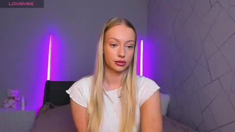Snapshot of elldiana chatting on June 19, 2:49 am elldiana online show from June 19, 2:49 am