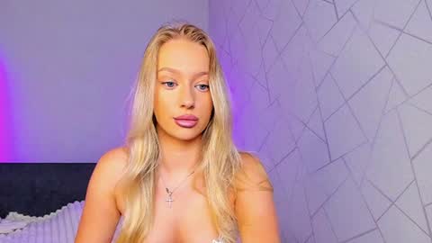 Snapshot of elldiana chatting on July 6, 1:57 am elldiana online show from July 6, 1:57 am