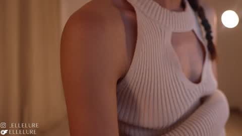 Snapshot of ellelure_ chatting on January 30, 1:00 am Linda Restrepo online show from January 30, 1:00 am