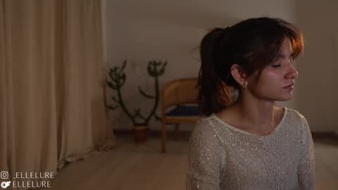 Snapshot of ellelure_ chatting on February 6, 2:44 am Linda Restrepo online show from February 6, 2:44 am