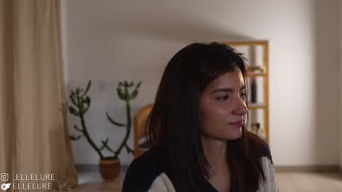 Snapshot of ellelure_ chatting on February 6, 10:00 pm Linda Restrepo online show from February 6, 10:00 pm