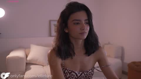 Snapshot of ellelure_ chatting on September 22, 10:45 pm Linda Restrepo online show from September 22, 10:45 pm