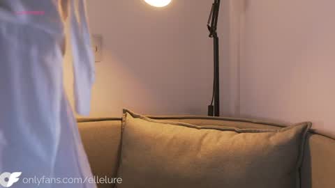 Snapshot of ellelure_ chatting on July 17, 10:36 pm Linda Restrepo online show from July 17, 10:36 pm