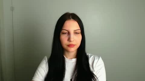 ellie_esmi online show from May 20, 12:11 pm