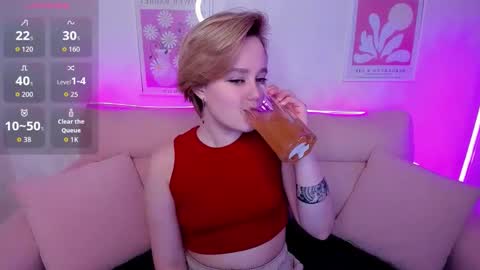 Snapshot of ellie_heavenly chatting on February 6, 8:29 am Ellie online show from February 6, 8:29 am