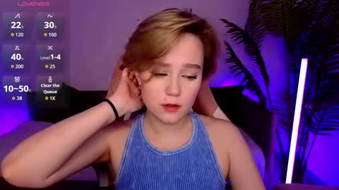 Snapshot of ellie_heavenly chatting on February 9, 2:37 am Ellie online show from February 9, 2:37 am