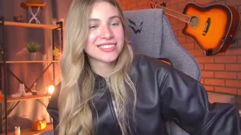 Snapshot of elliecutes chatting on June 29, 10:15 am elliecutes online show from June 29, 10:15 am