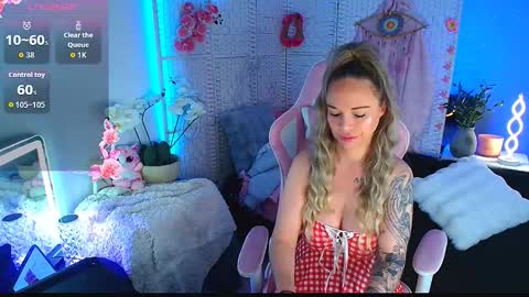 Snapshot of elliekarrrx chatting on October 18, 11:16 pm EllieKarr online show from October 18, 11:16 pm