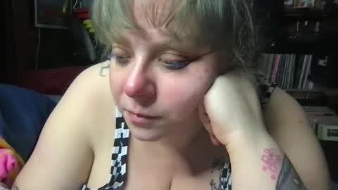 Snapshot of ellielouise11 chatting on November 5, 8:31 pm Ellie Louise online show from November 5, 8:31 pm