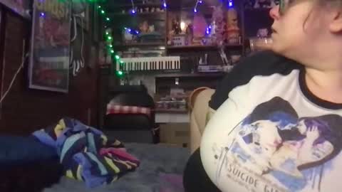 Snapshot of ellielouise11 chatting on December 15, 3:33 am Ellie Louise online show from December 15, 3:33 am