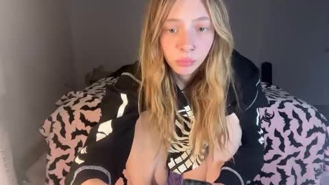 Snapshot of ellieluvs chatting on October 17, 2:48 am ellie online show from October 17, 2:48 am