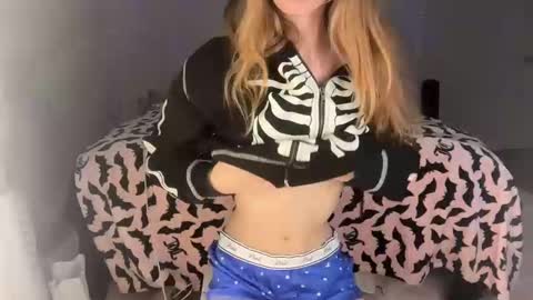 Snapshot of ellieluvs chatting on October 23, 2:55 am ellie online show from October 23, 2:55 am