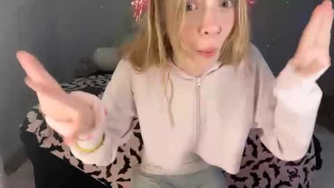 Snapshot of ellieluvs chatting on October 27, 1:20 am ellie online show from October 27, 1:20 am