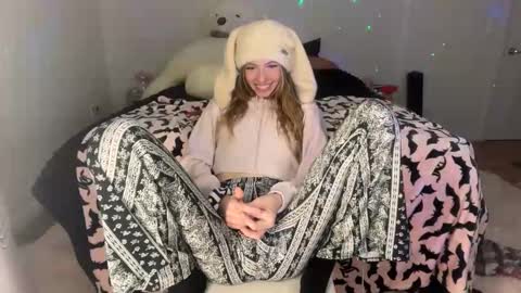 Snapshot of ellieluvs chatting on October 29, 2:03 am ellie online show from October 29, 2:03 am