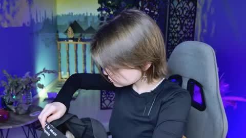 Snapshot of elliemurler chatting on October 13, 1:00 pm elliemurler online show from October 13, 1:00 pm