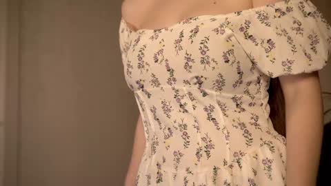 Snapshot of elliephant_ chatting on December 15, 2:27 pm just Emily online show from December 15, 2:27 pm