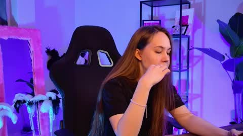 Elin online show from March 21, 3:04 pm