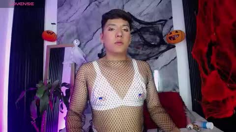 Snapshot of ellis_brown chatting on October 9, 1:25 am Ellis online show from October 9, 1:25 am