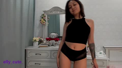 Snapshot of elly_cute_ chatting on December 4, 3:26 am Elly Cute online show from December 4, 3:26 am