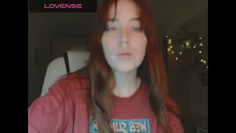 Snapshot of elly_rise chatting on December 5, 8:33 pm Elly online show from December 5, 8:33 pm