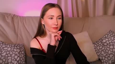 Snapshot of ellycolins_ chatting on February 10, 3:21 am Elly online show from February 10, 3:21 am