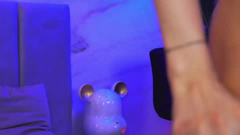 Elly online show from April 9, 1:38 am