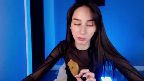 Snapshot of ellzabeth_ellison chatting on December 5, 9:39 am Im online Fri Sun Mon Tue Thu Fri Sat3 from 1000 online show from December 5, 9:39 am