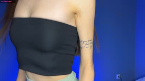 Snapshot of ellzabeth_ellison chatting on February 6, 8:18 am Im online Fri Sun Mon Tue Thu Fri Sat3 from 1000 online show from February 6, 8:18 am