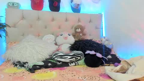 Snapshot of eloise_everhartt chatting on December 10, 9:54 pm eloise online show from December 10, 9:54 pm