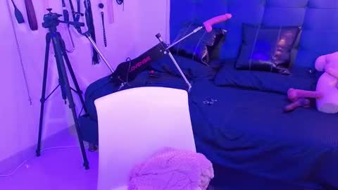 elowen_halley1 online show from October 3, 7:11 pm